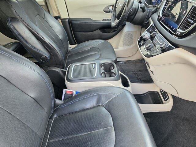 Used 2021 Chrysler Pacifica Touring-L image 32