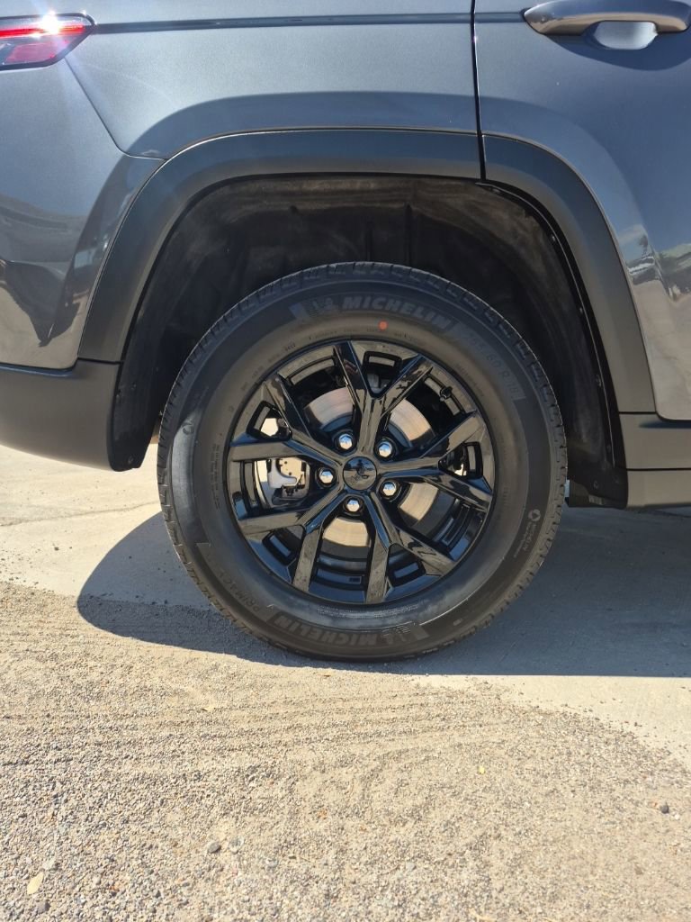 Used 2025 Jeep Grand Cherokee Altitude image 12