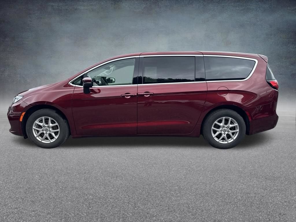 Used 2023 Chrysler Pacifica Touring-L FWD image 4