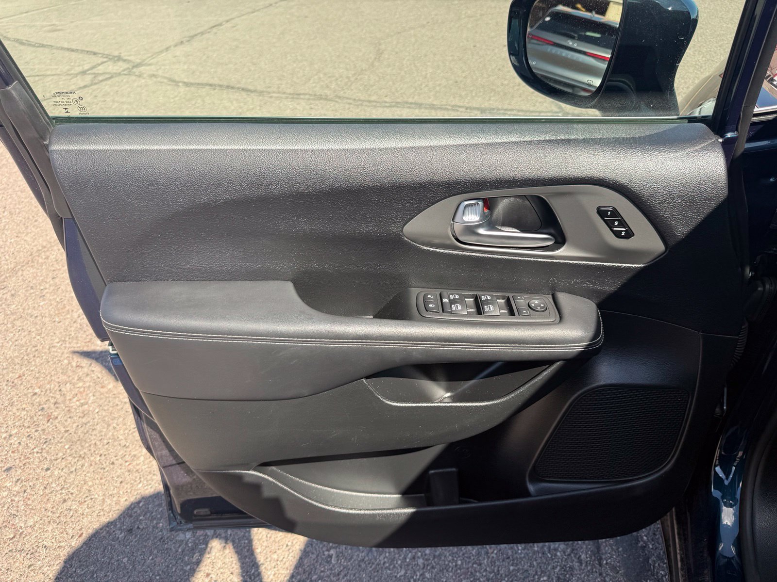 Used 2025 Chrysler Pacifica Select FWD image 16