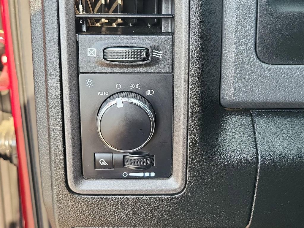 Used 2019 RAM 1500 Tradesman w/ Chrome Appearance Group RWD image 9
