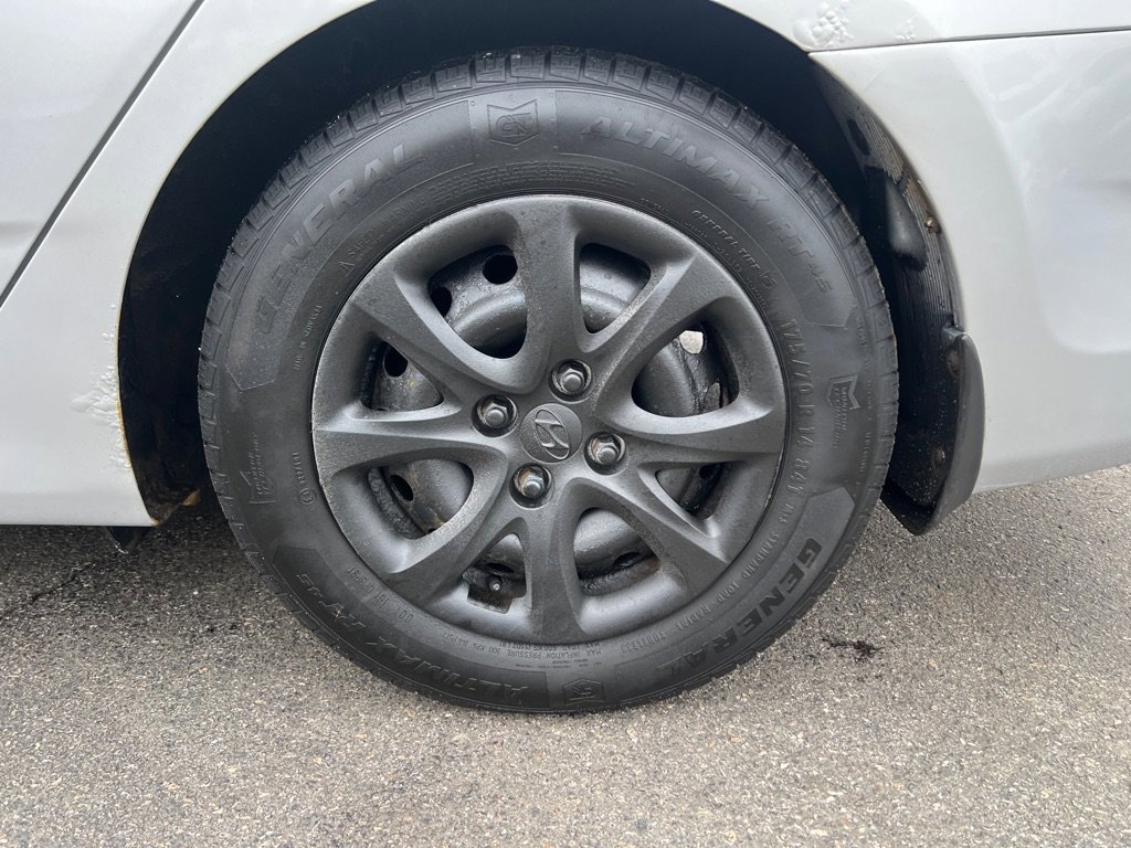 Used 2013 Hyundai Accent GLS image 27