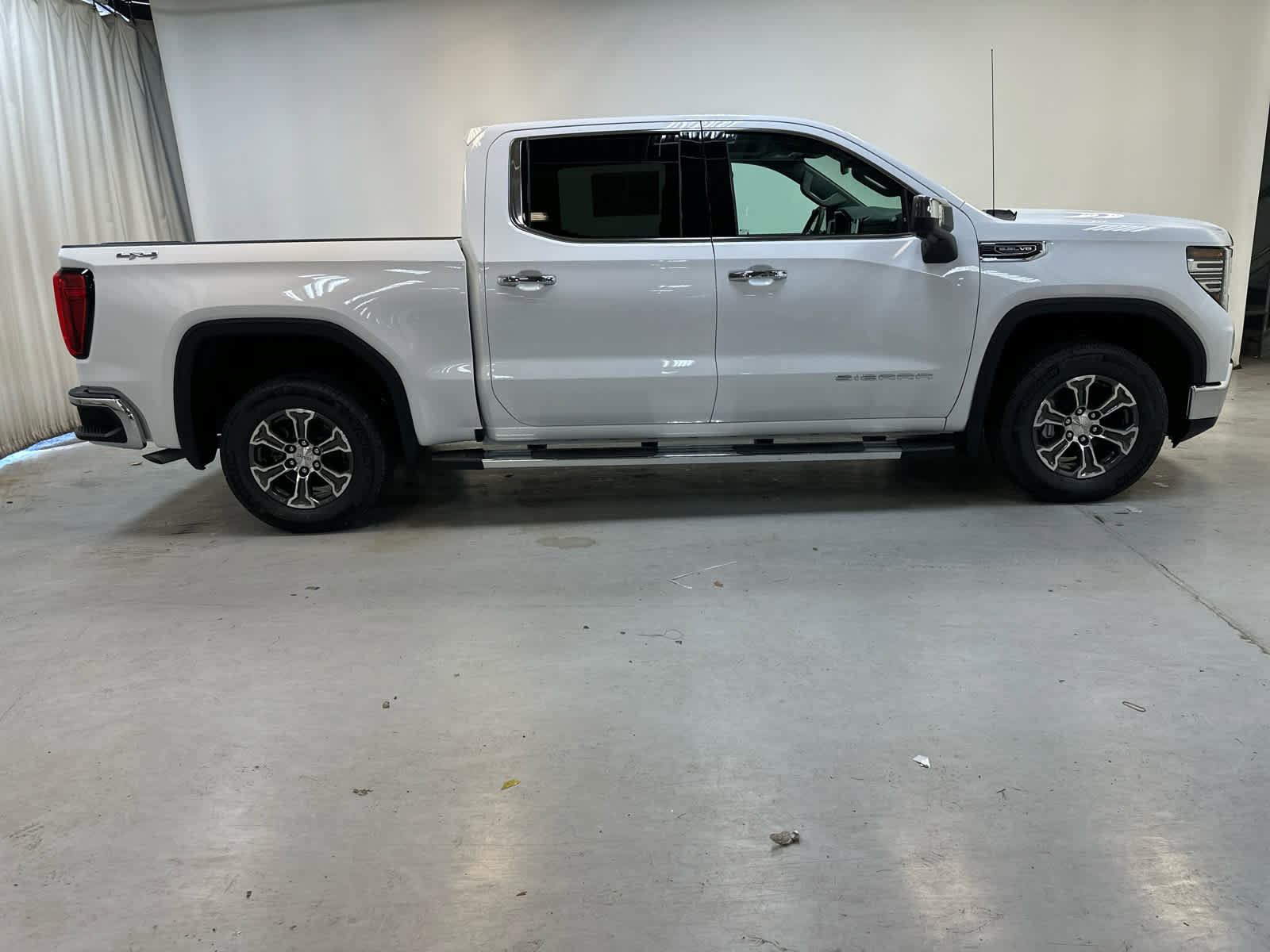 New 2026 GMC Sierra 1500 SLT w/ SLT Convenience Package image 9