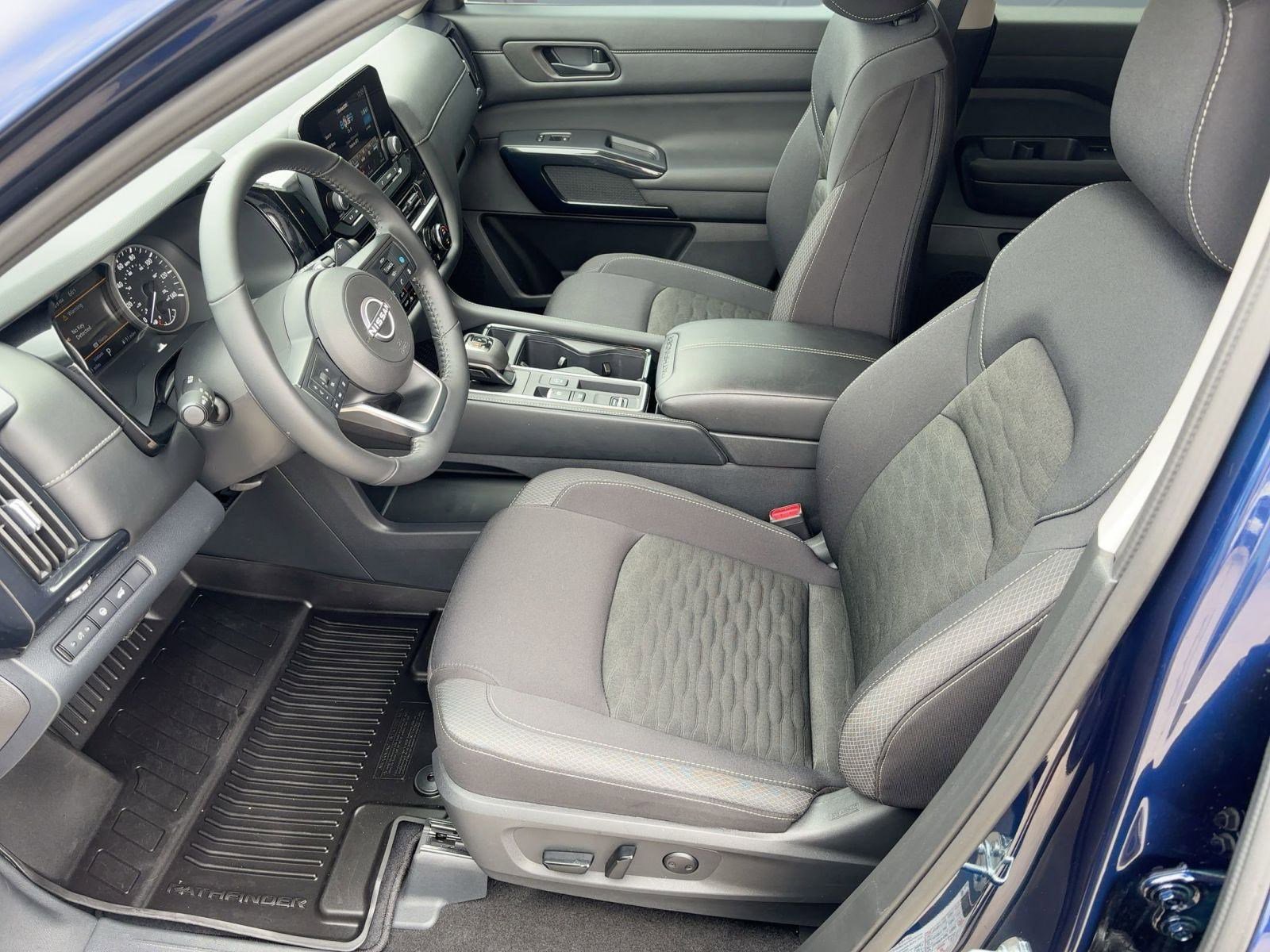 Used 2025 Nissan Pathfinder SV image 5