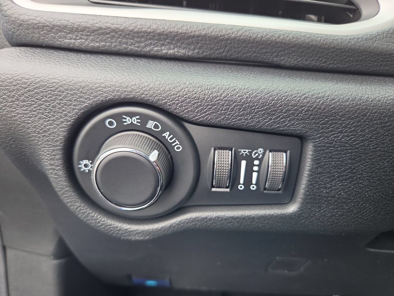 New 2027 Chrysler Pacifica Select w/ Family Tech Group FWD image 32