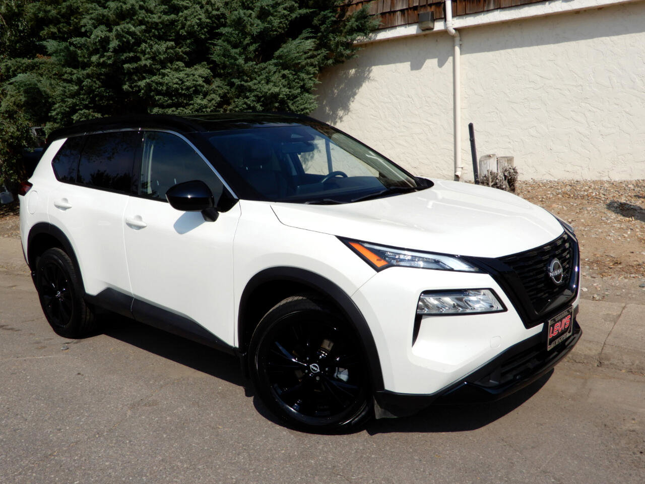 Used 2023 Nissan Rogue SV w/ SV Premium B Package image 3