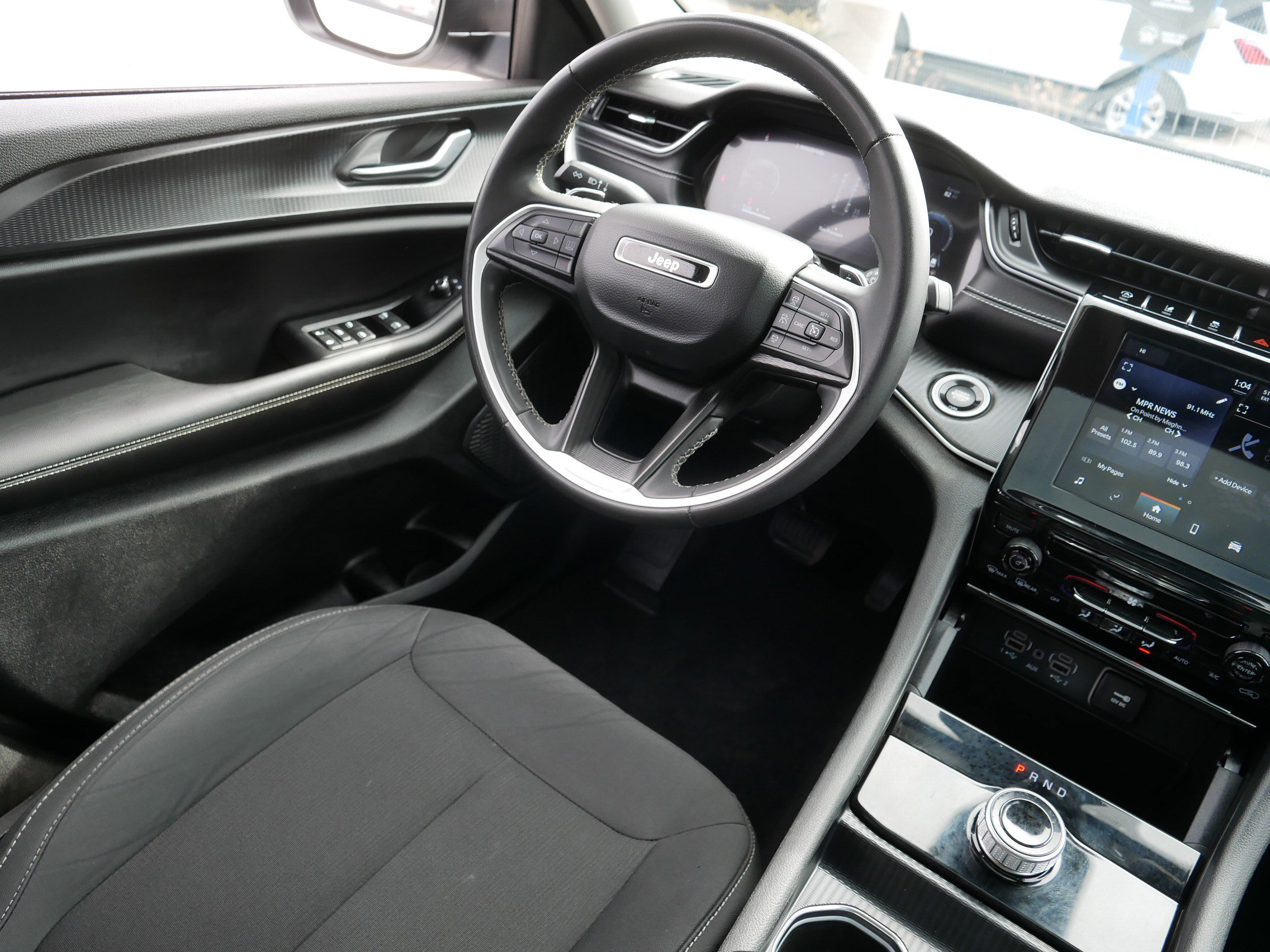 Used 2023 Jeep Grand Cherokee Laredo image 9