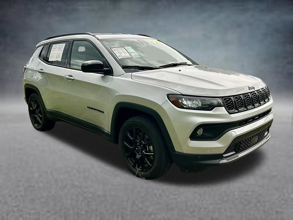 Used 2026 Jeep Compass Latitude AWD/4WD image 3