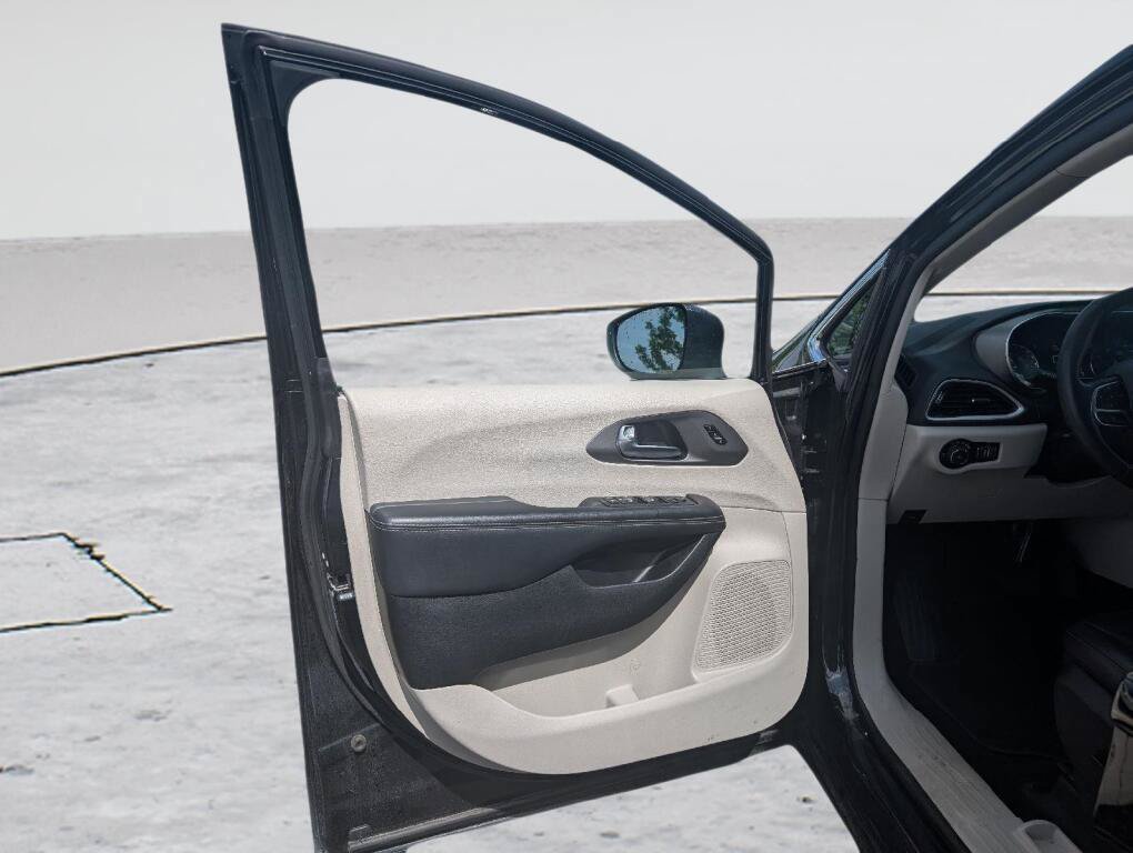 Used 2023 Chrysler Pacifica Touring-L FWD image 18