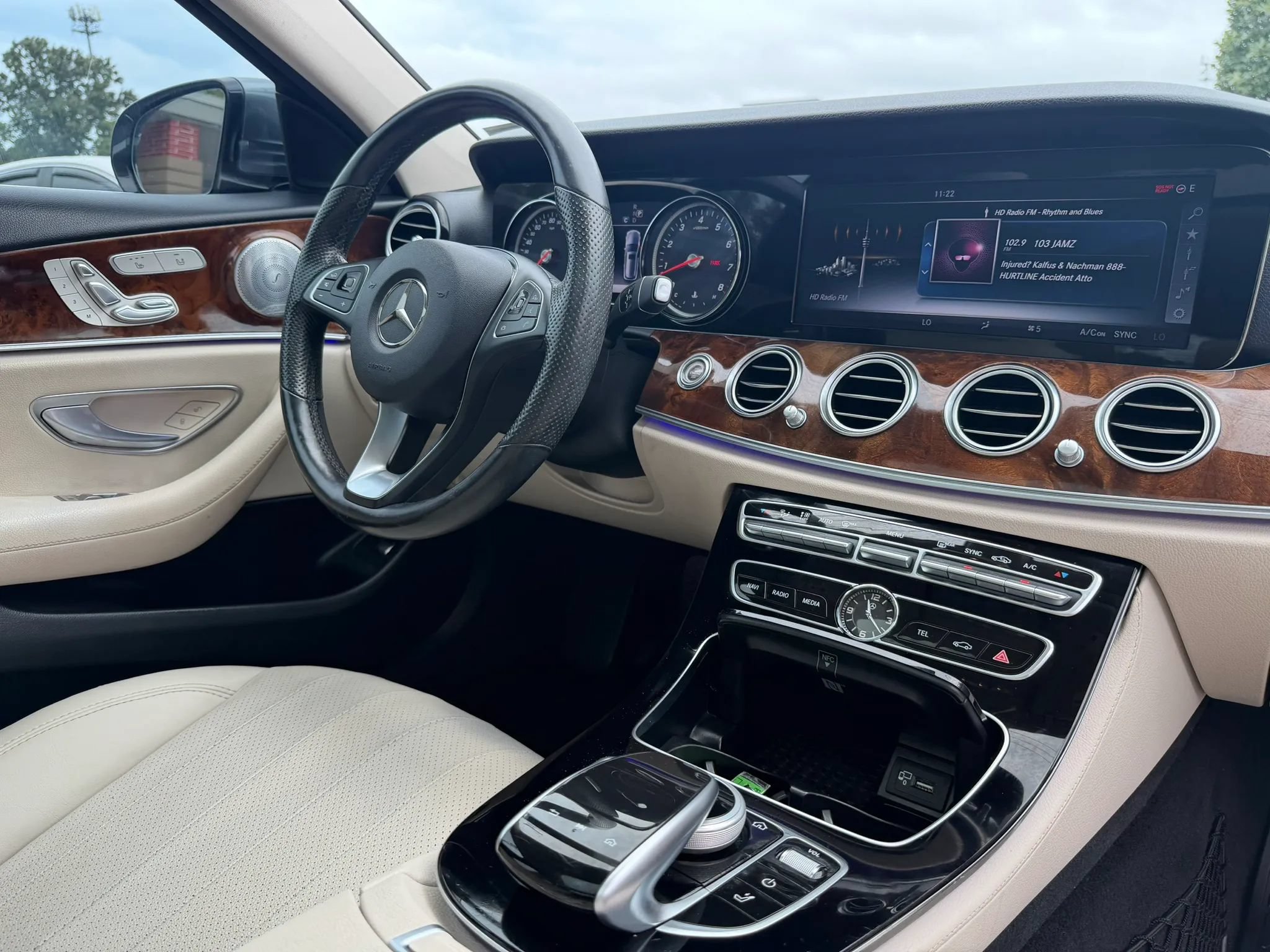 Used 2017 Mercedes-Benz E 400 4MATIC Wagon image 28