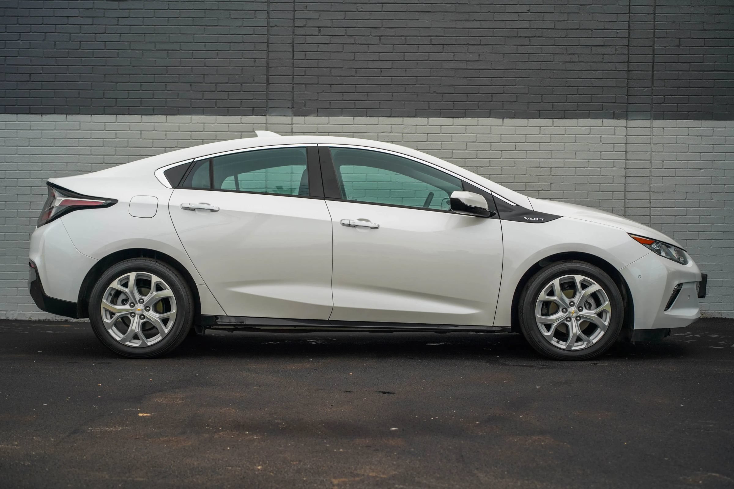 Used 2018 Chevrolet Volt Premier w/ Driver Confidence Package FWD image 4