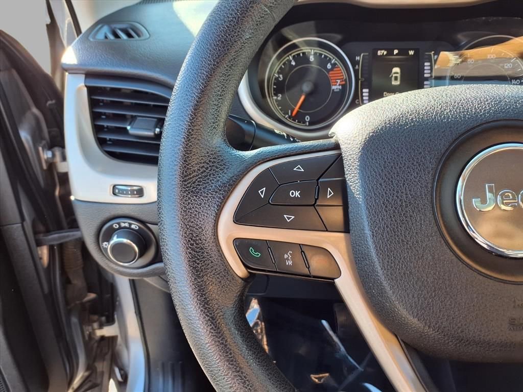 Used 2016 Jeep Cherokee Sport image 10