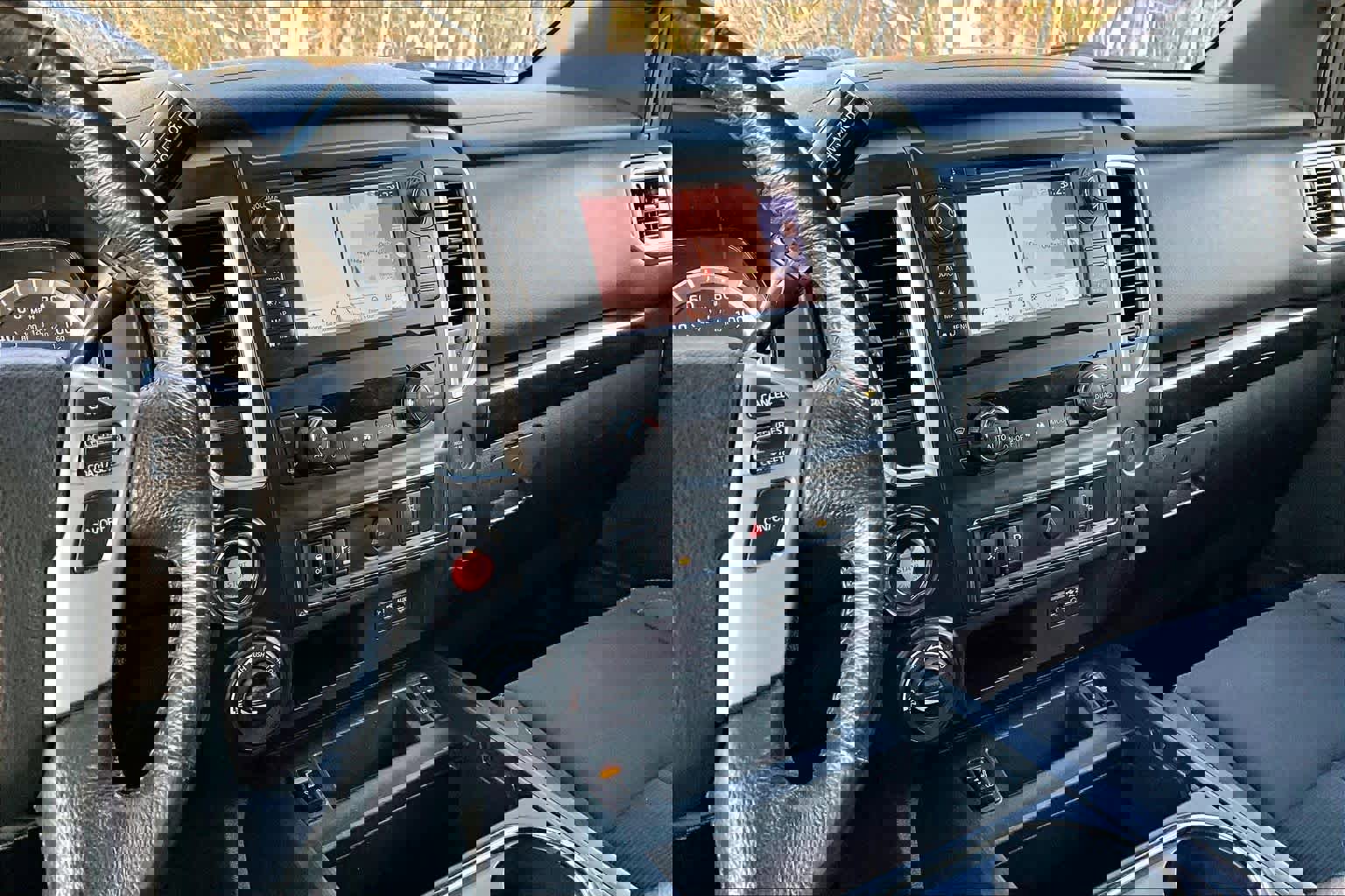 Used 2019 Nissan Titan SV w/ SV Convenience Package image 6