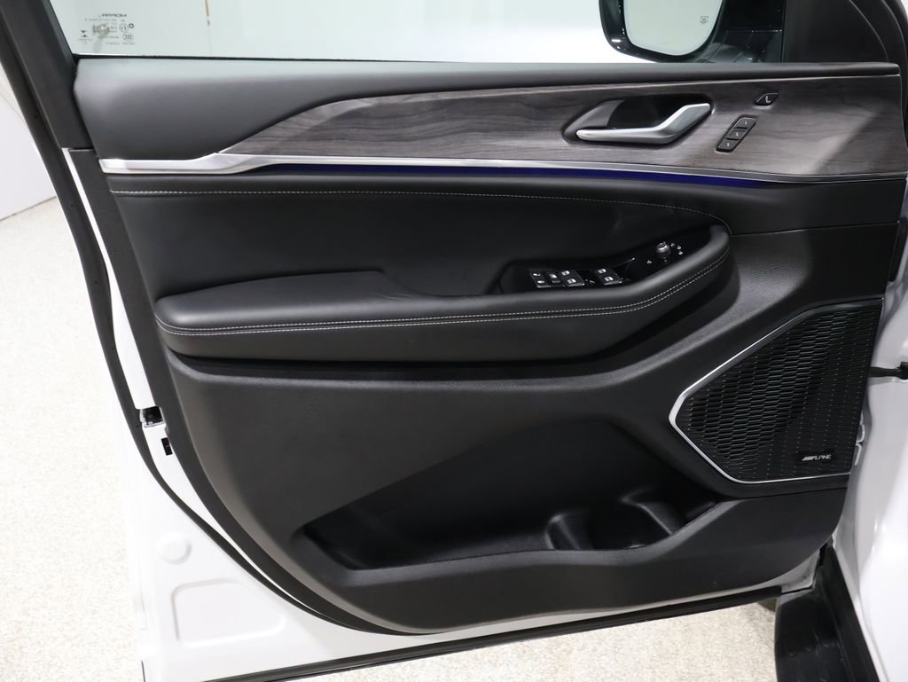 Used 2023 Jeep Grand Cherokee Overland w/ Luxury Tech Group IV image 13