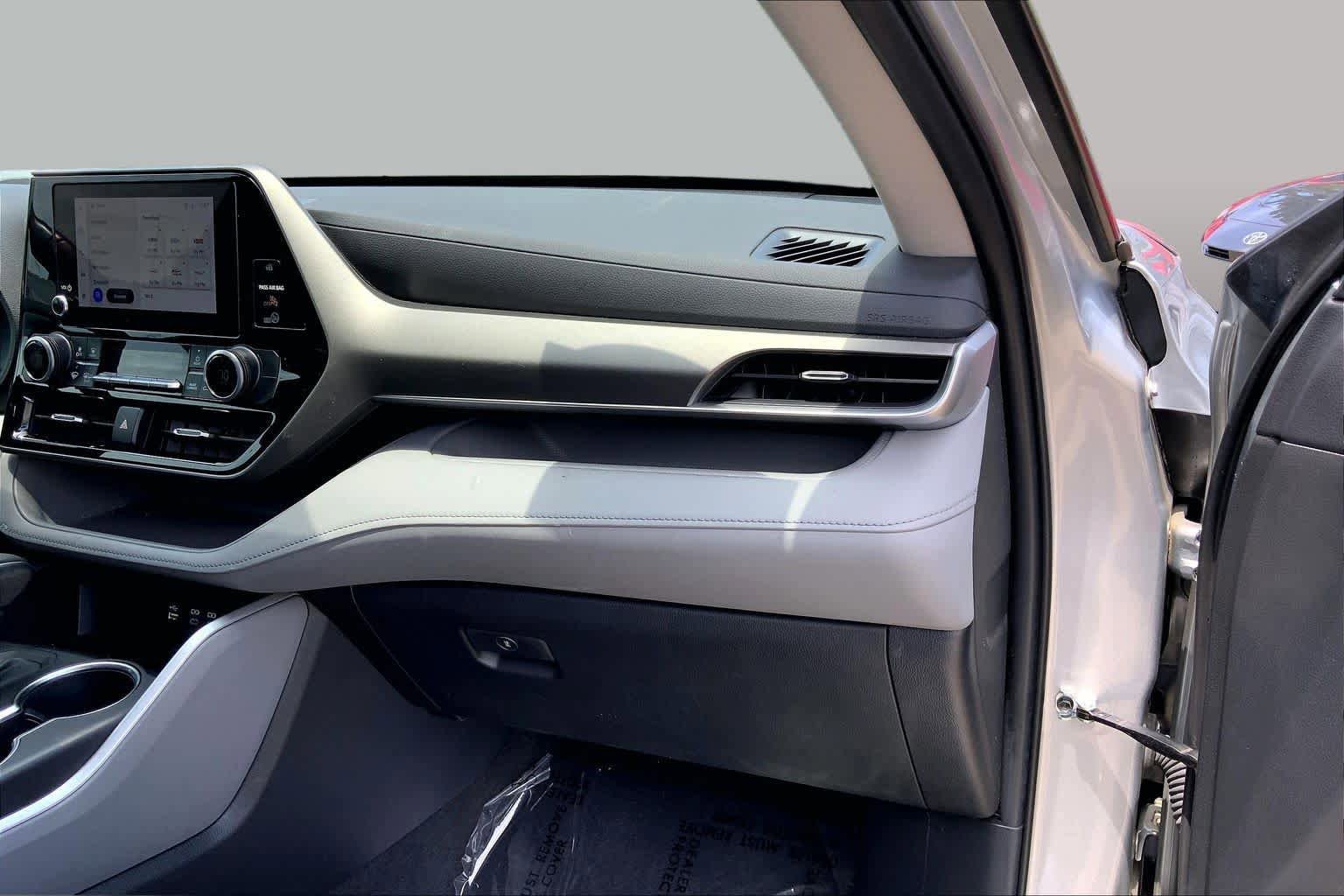 Used 2023 Toyota Highlander LE FWD image 18