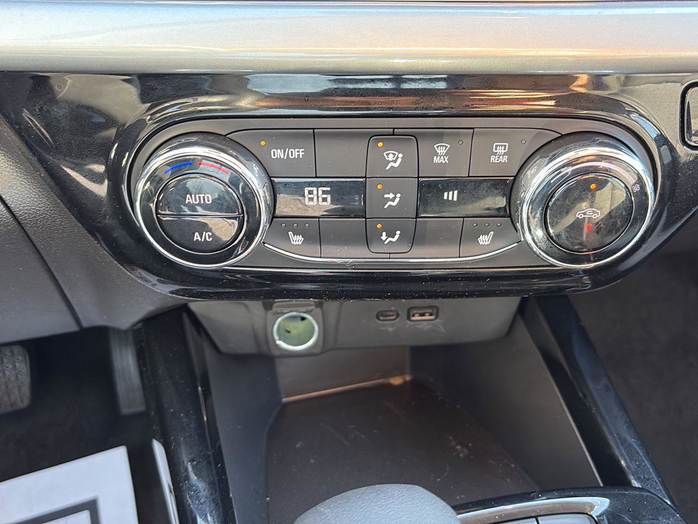 Used 2025 Chevrolet Trax LT w/ LT Convenience Package image 22