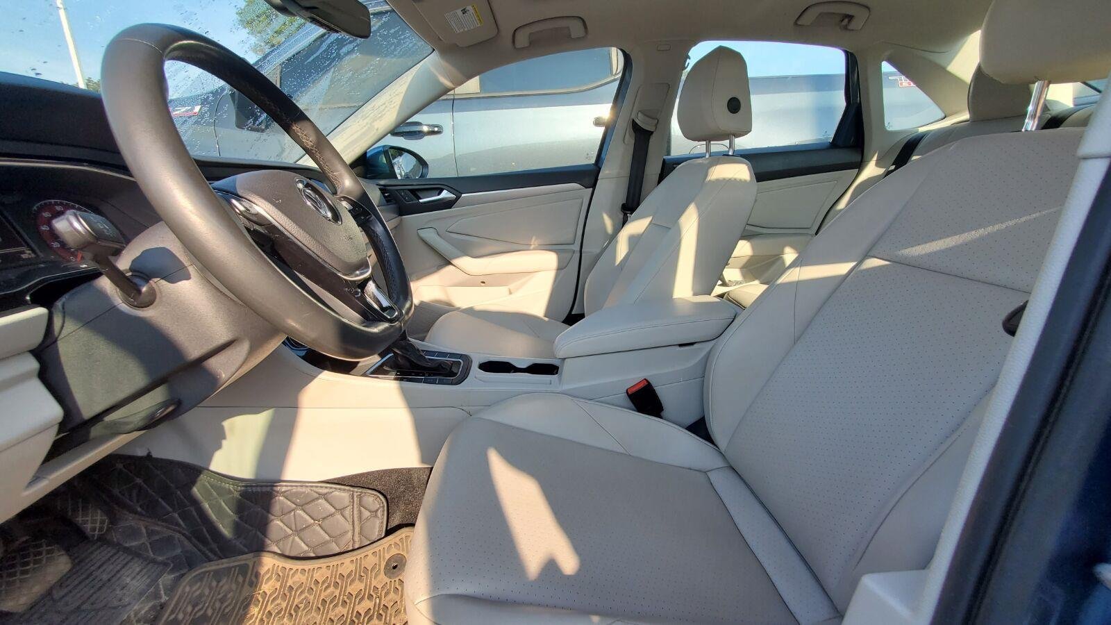 Used 2020 Volkswagen Jetta SE w/ SE Cold Weather Package FWD image 3