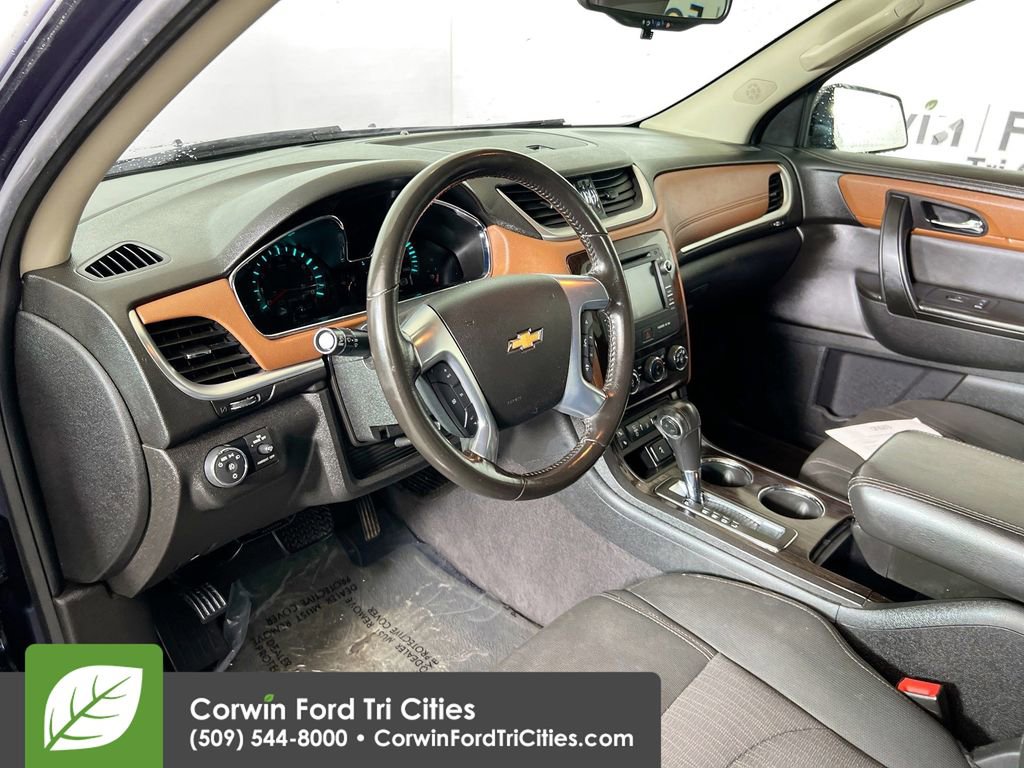 Used 2015 Chevrolet Traverse LT w/ Style and Technology Package image 3