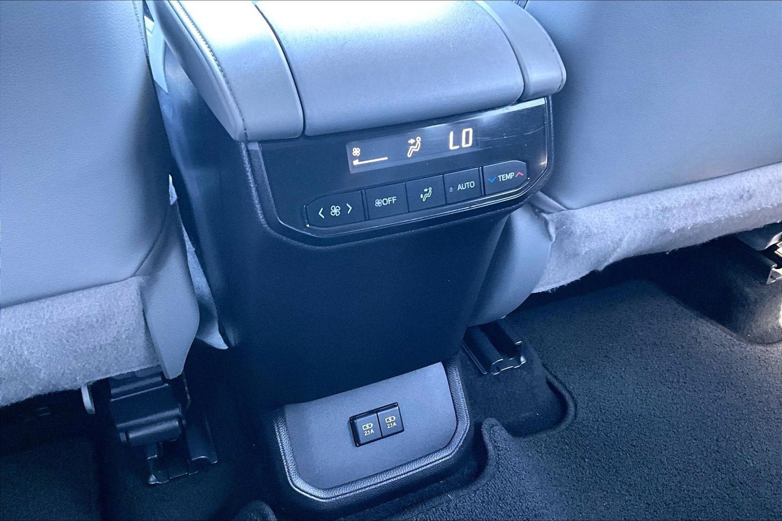Used 2021 Toyota Highlander XLE AWD/4WD image 34