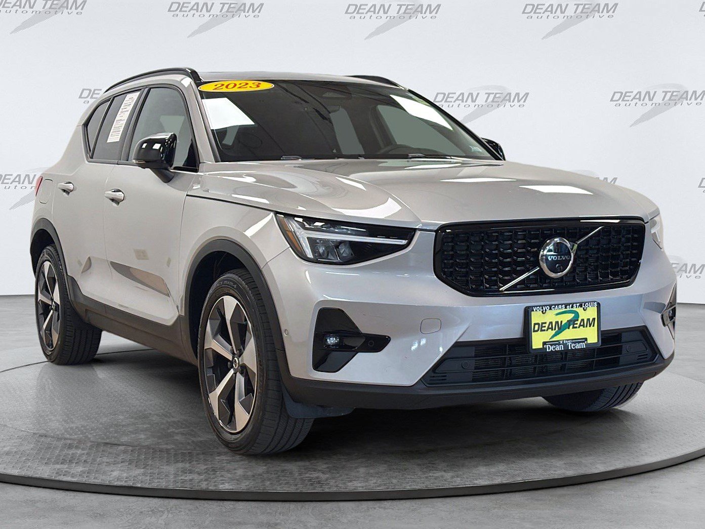 Used 2023 Volvo XC40 B5 Plus w/ Driver Assist Package AWD/4WD image 3
