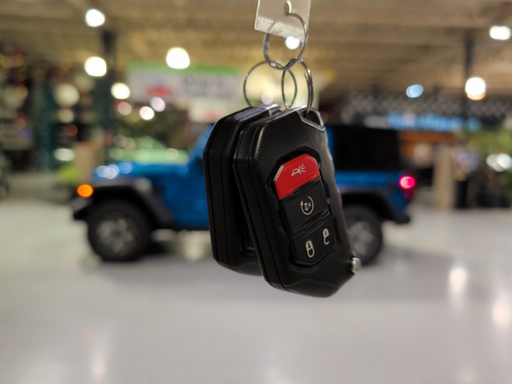 Used 2022 Jeep Wrangler Unlimited Rubicon w/ Dual Top Group AWD/4WD image 4