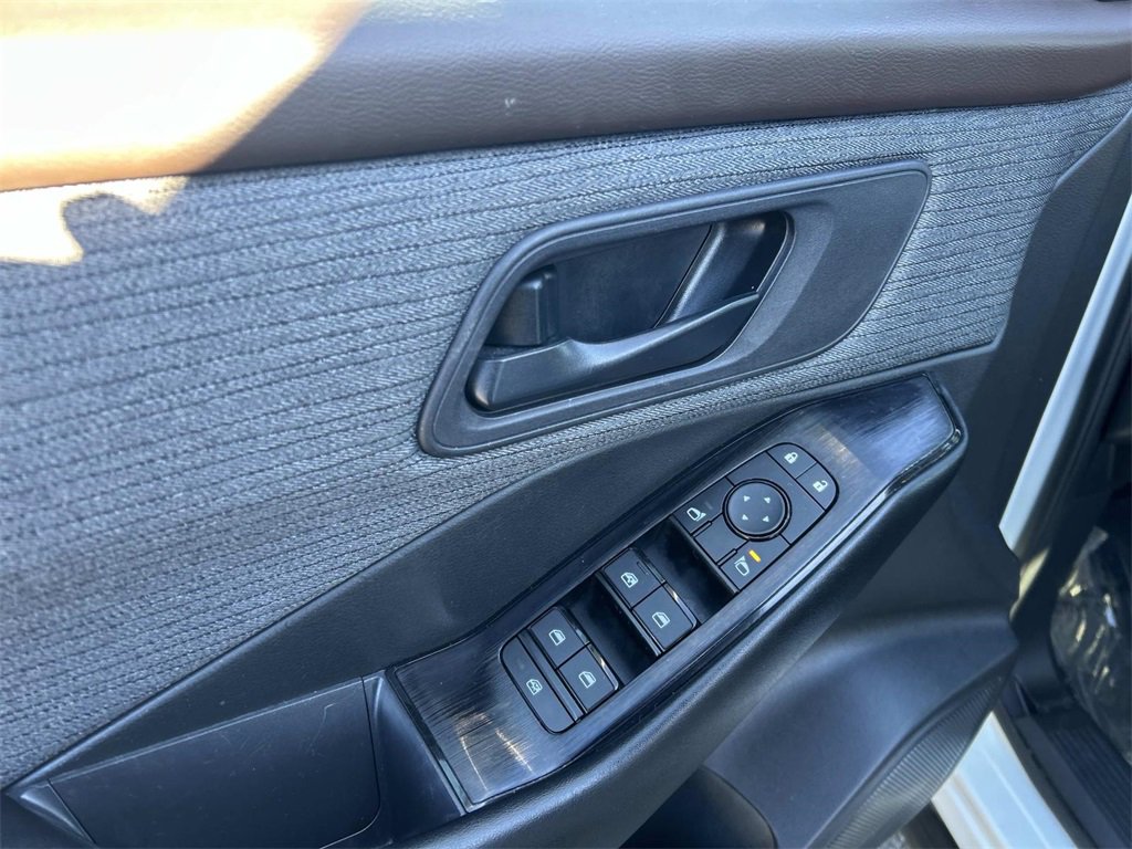 Used 2023 Nissan Rogue S image 18