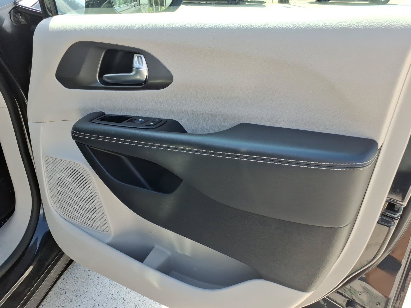 Used 2024 Chrysler Pacifica Touring-L FWD image 8