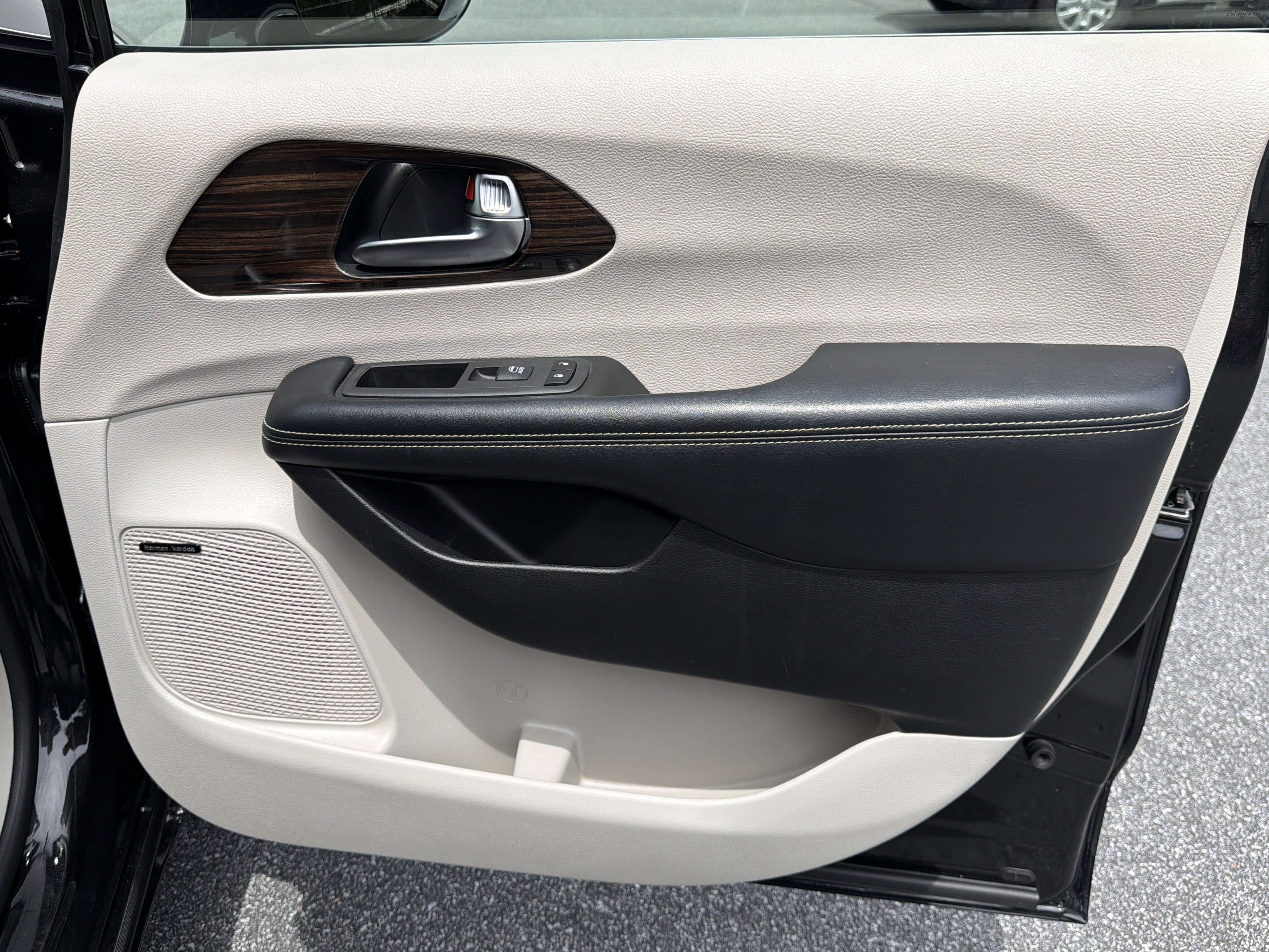 Used 2022 Chrysler Pacifica Limited FWD image 23