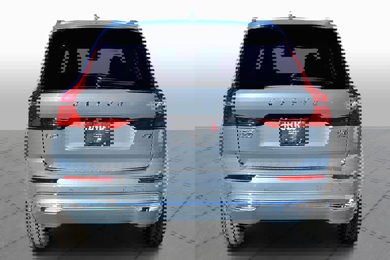 Certified 2023 Volvo XC60 B5 Plus w/ Climate Package image 4