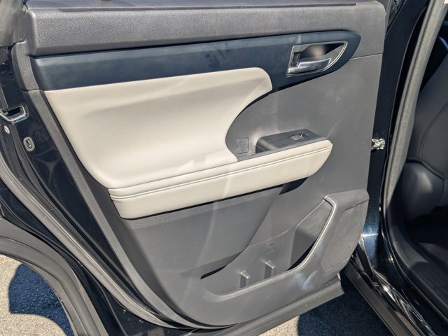 Used 2023 Toyota Highlander XLE image 19