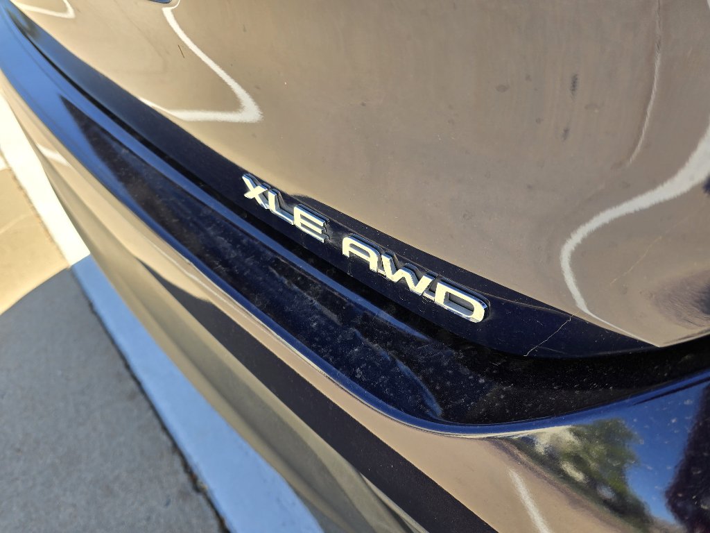 Used 2021 Toyota Highlander XLE AWD/4WD image 11
