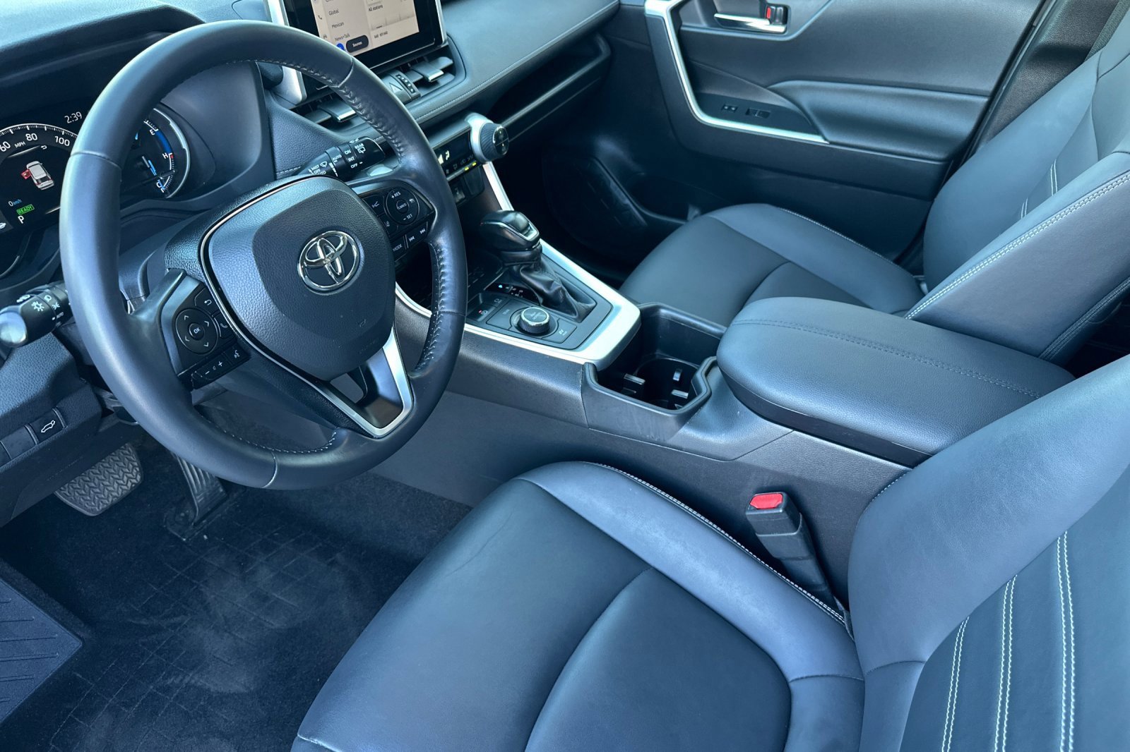 Used 2023 Toyota RAV4 XLE Premium image 10