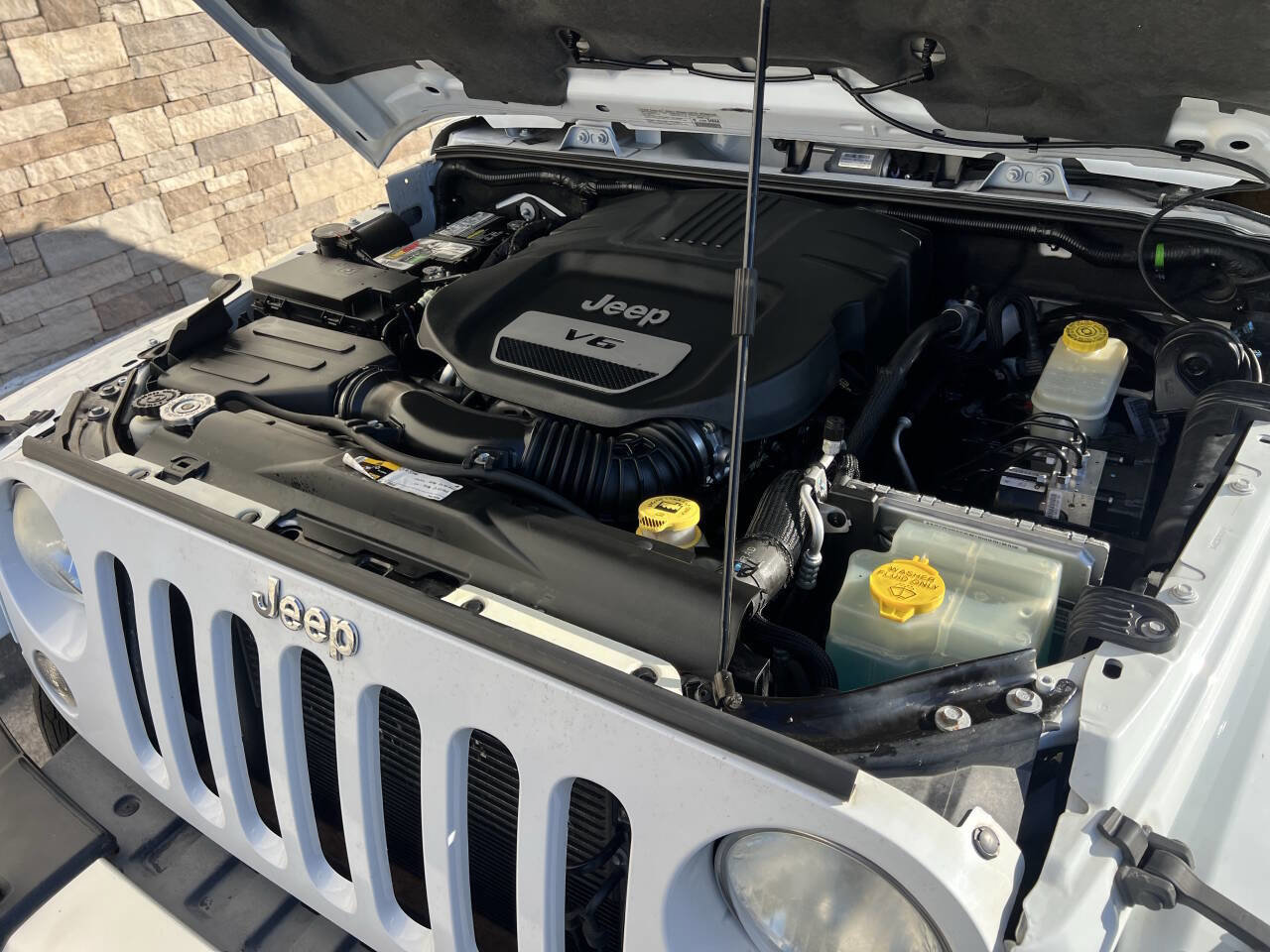 Used 2014 Jeep Wrangler Unlimited Sahara image 15