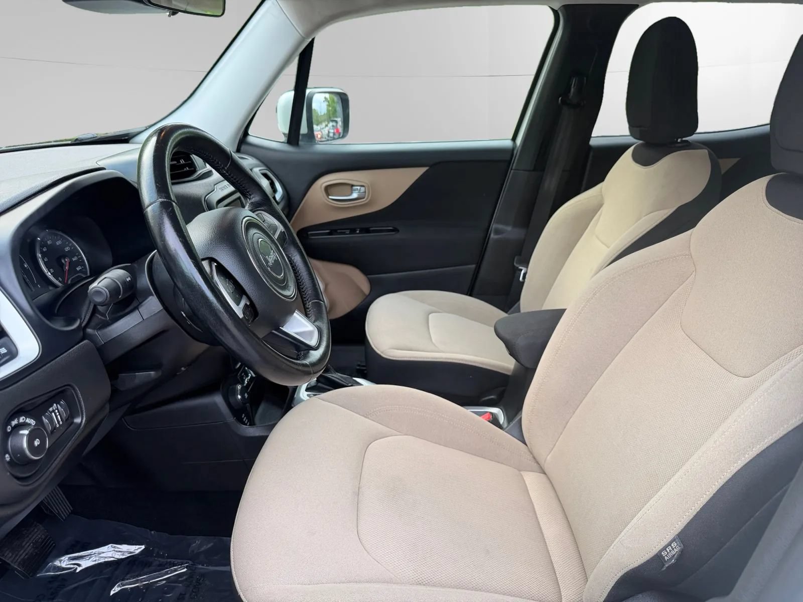 Used 2015 Jeep Renegade Latitude AWD/4WD image 10