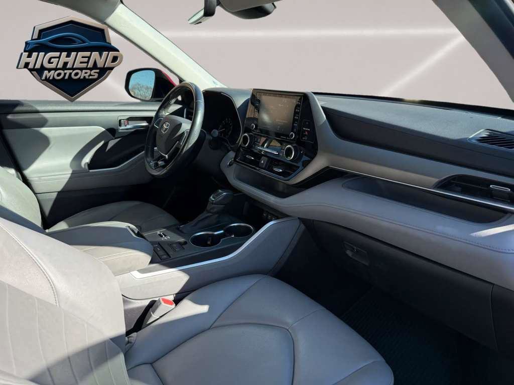 Used 2020 Toyota Highlander XLE FWD image 26