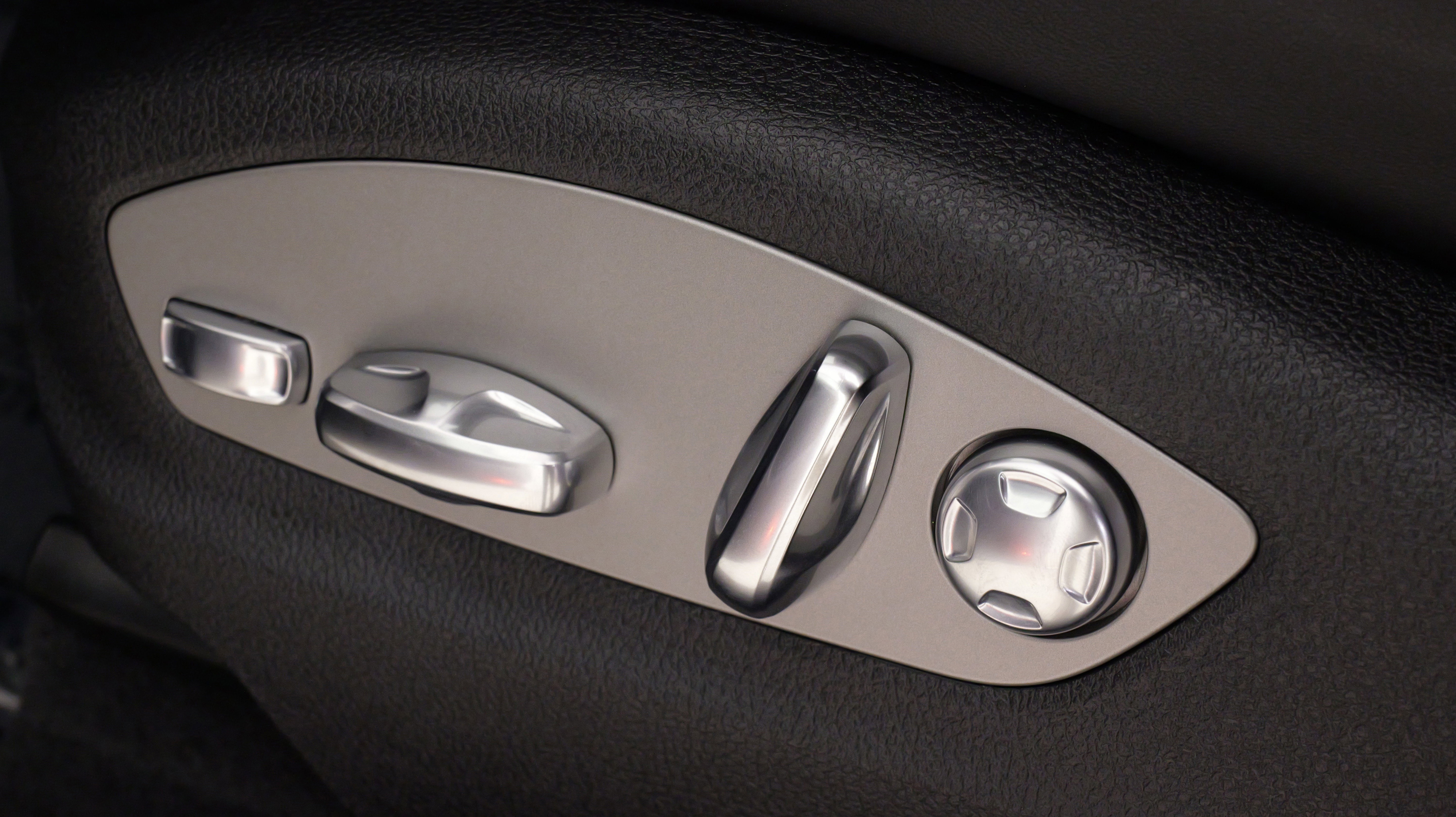 Used 2025 Porsche Macan image 44