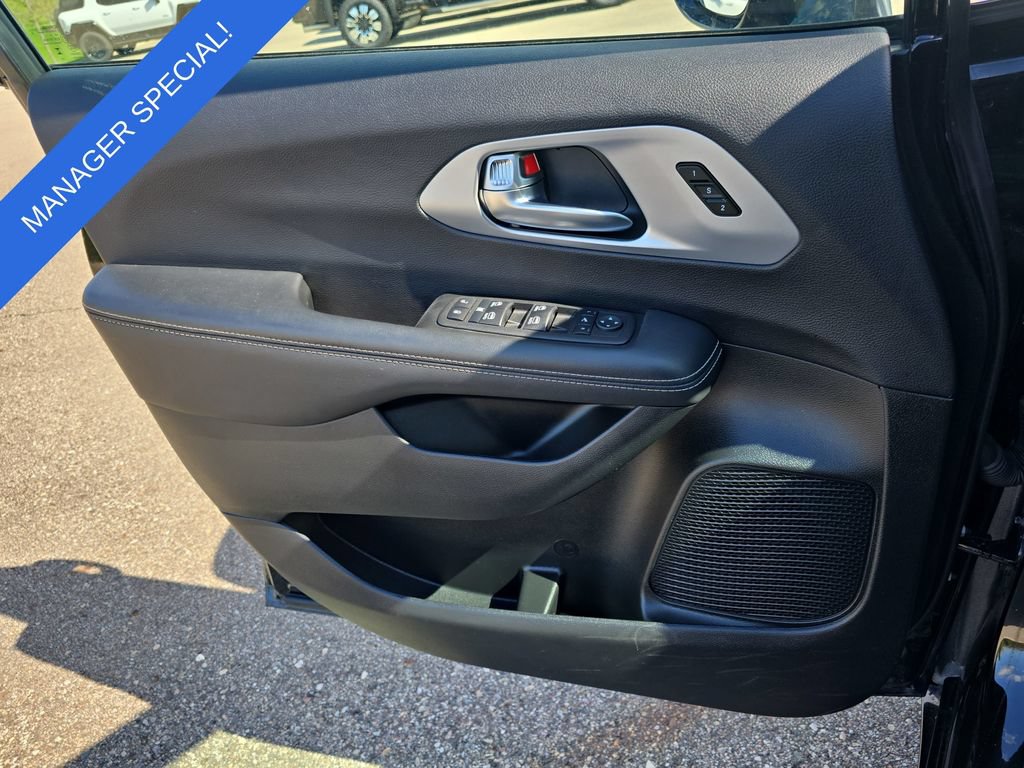 Used 2025 Chrysler Pacifica Limited FWD image 29