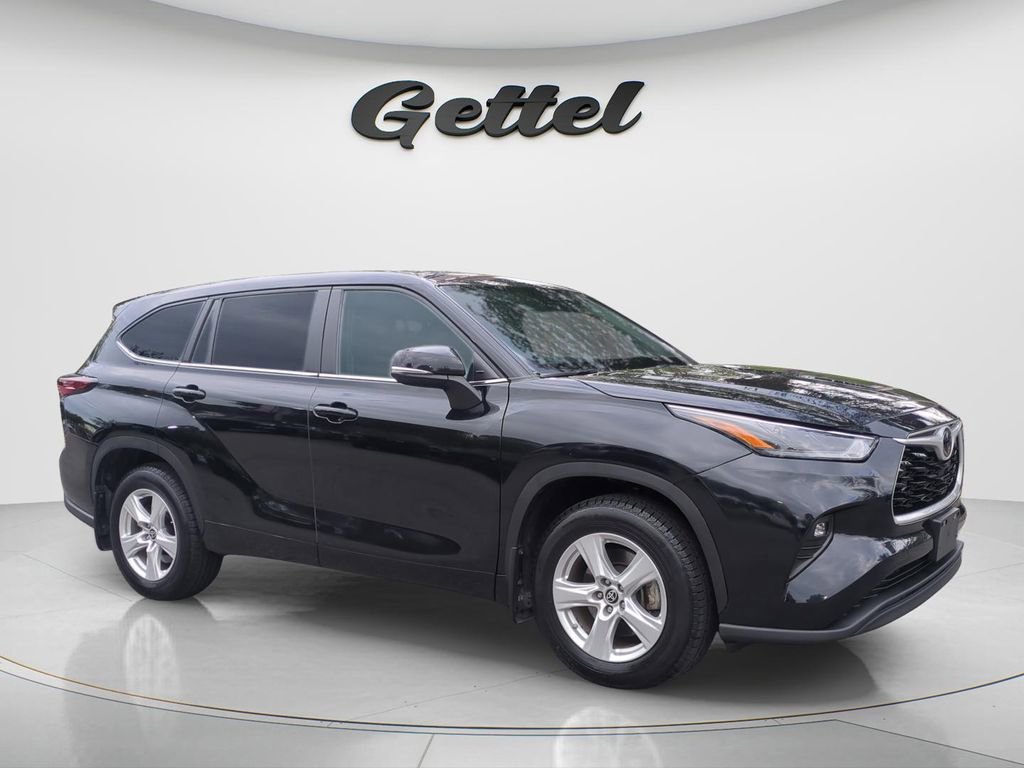 Used 2024 Toyota Highlander LE AWD/4WD image 3