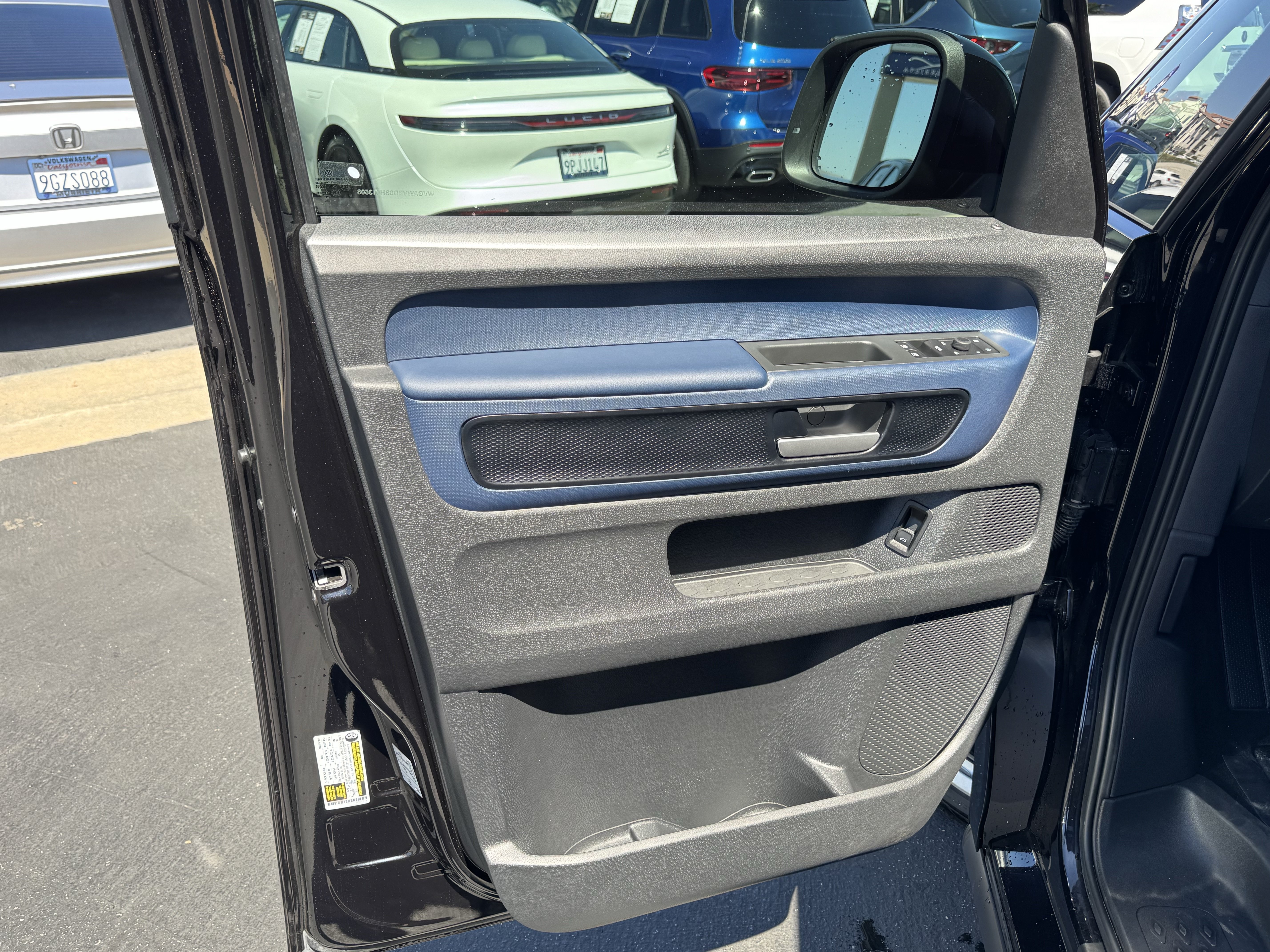 Certified 2025 Volkswagen ID. Buzz Pro S RWD image 13