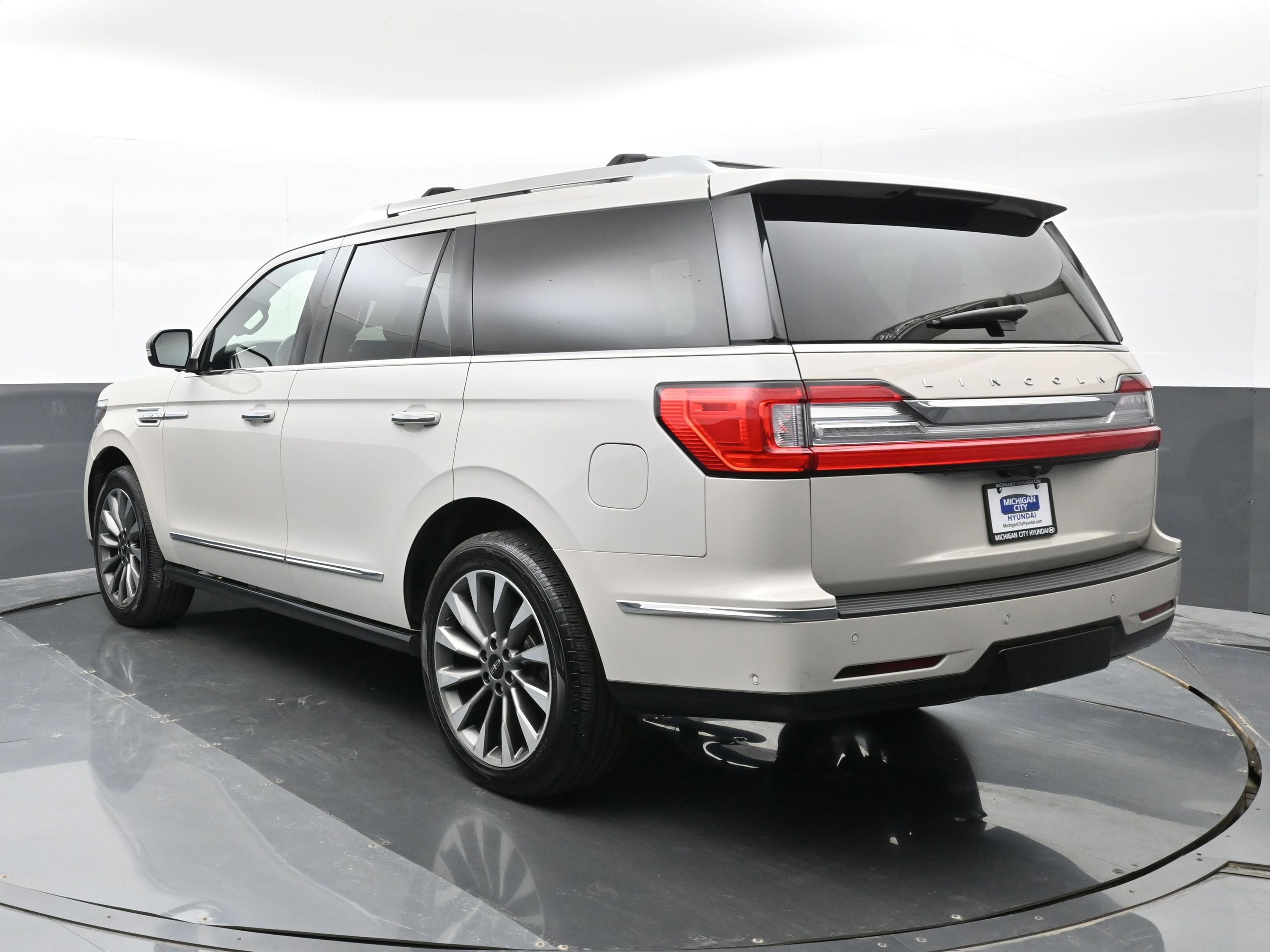 Used 2019 Lincoln Navigator Select w/ Technology Package AWD/4WD image 2