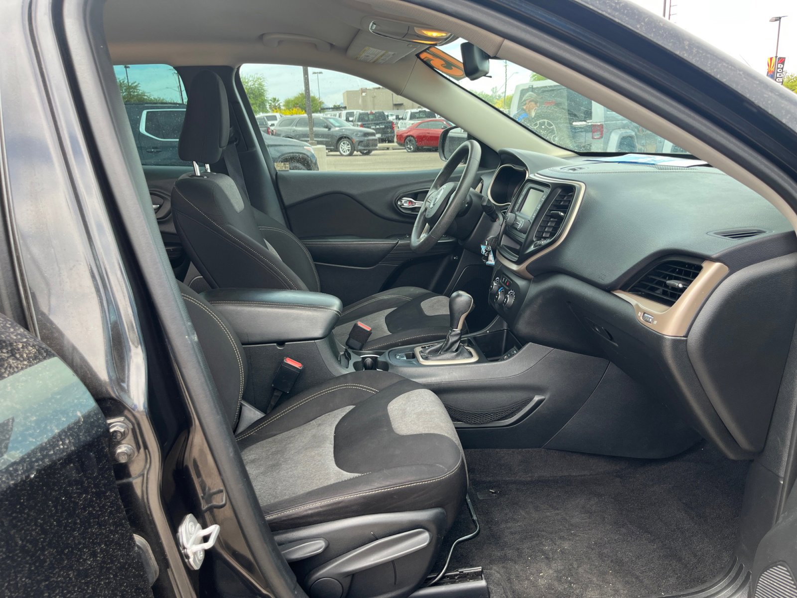 Used 2015 Jeep Cherokee Sport image 19