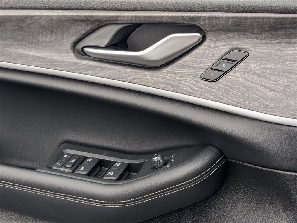 Used 2024 Jeep Grand Cherokee L Limited w/ Luxury Tech Group II image 11