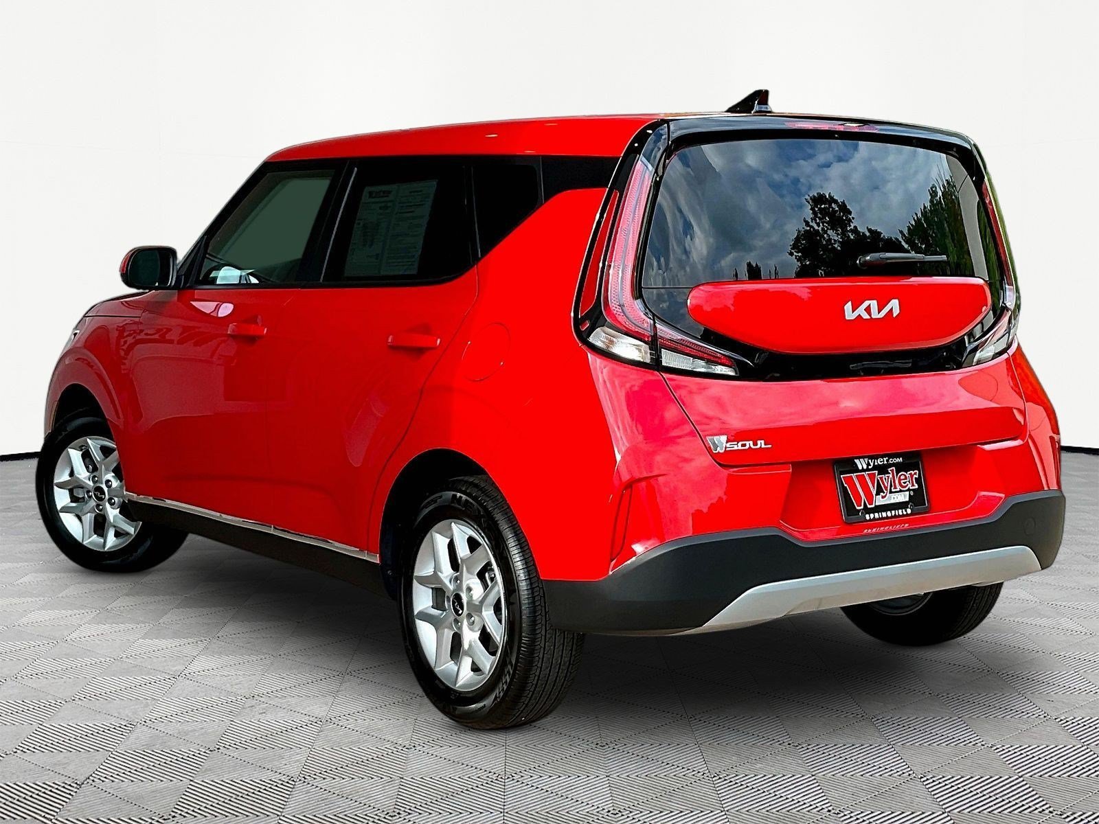 Used 2025 Kia Soul LX w/ LX Technology Package FWD image 4