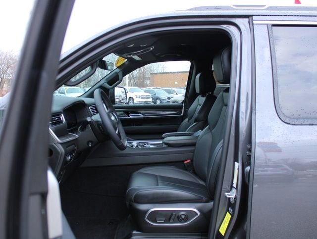 Used 2022 Jeep Wagoneer Series III w/ Flexible Seating Group image 13