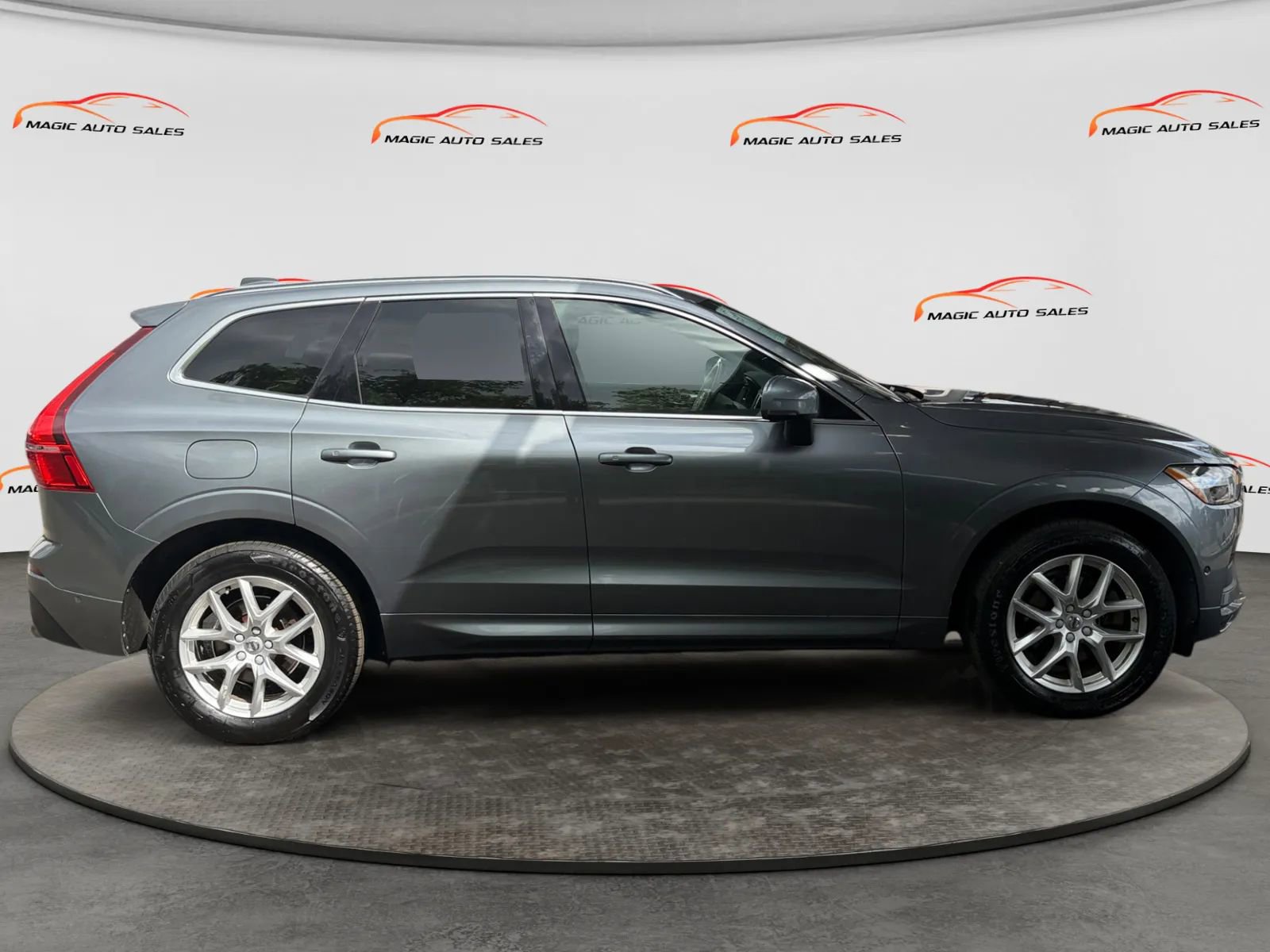 Used 2018 Volvo XC60 T5 Momentum w/ Vision Package AWD/4WD image 6