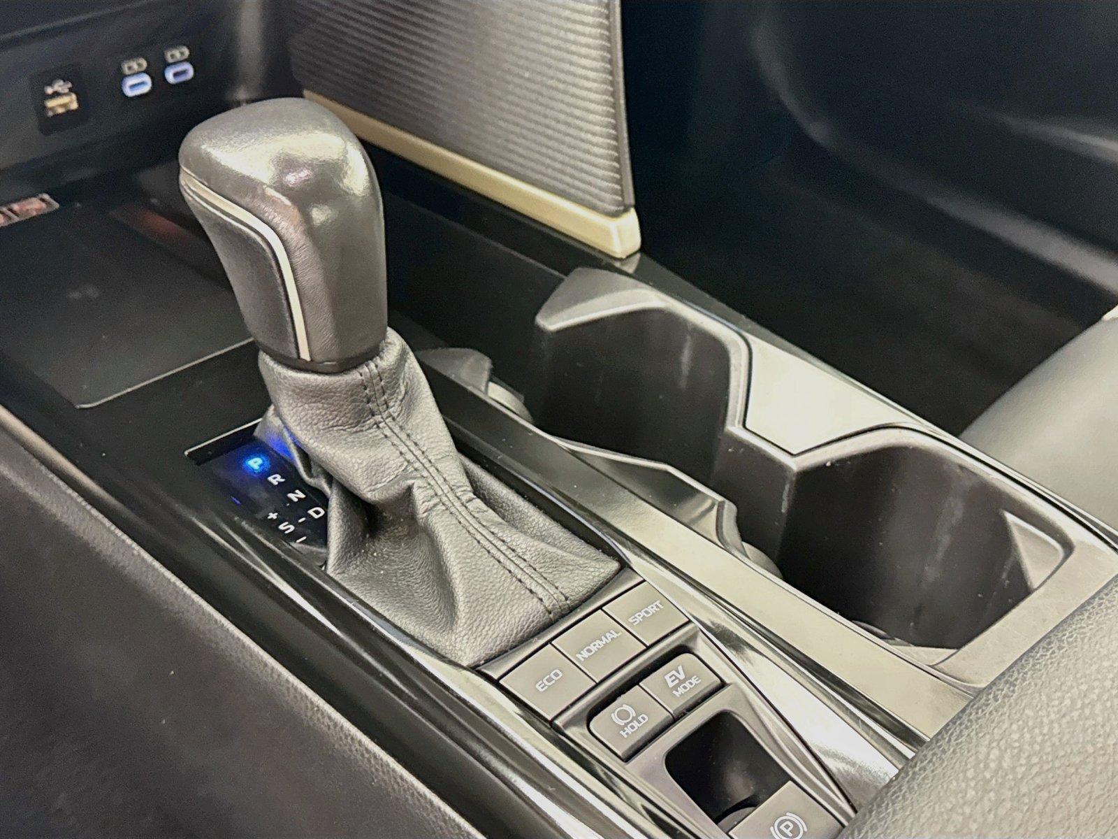 Used 2025 Toyota Camry SE FWD image 12