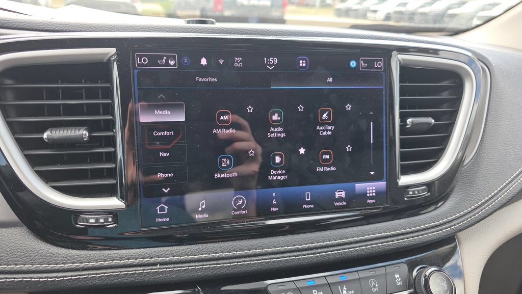 Used 2022 Chrysler Pacifica Touring-L w/ Uconnect Theater Family Group FWD image 18
