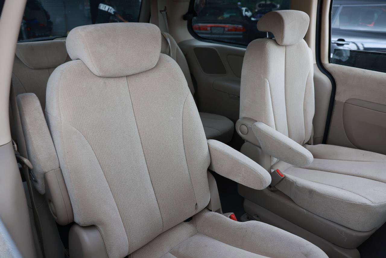 Used 2008 Kia Sedona LX image 14