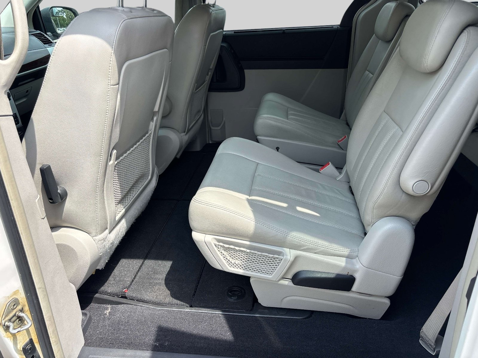 Used 2010 Chrysler Town & Country Touring Plus FWD image 9