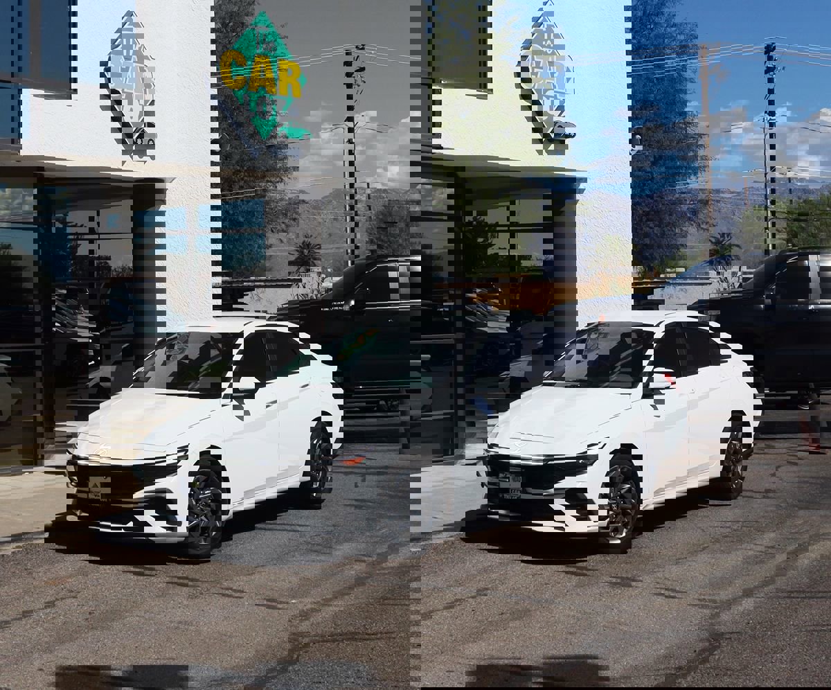 Used 2024 Hyundai Elantra SEL image 2